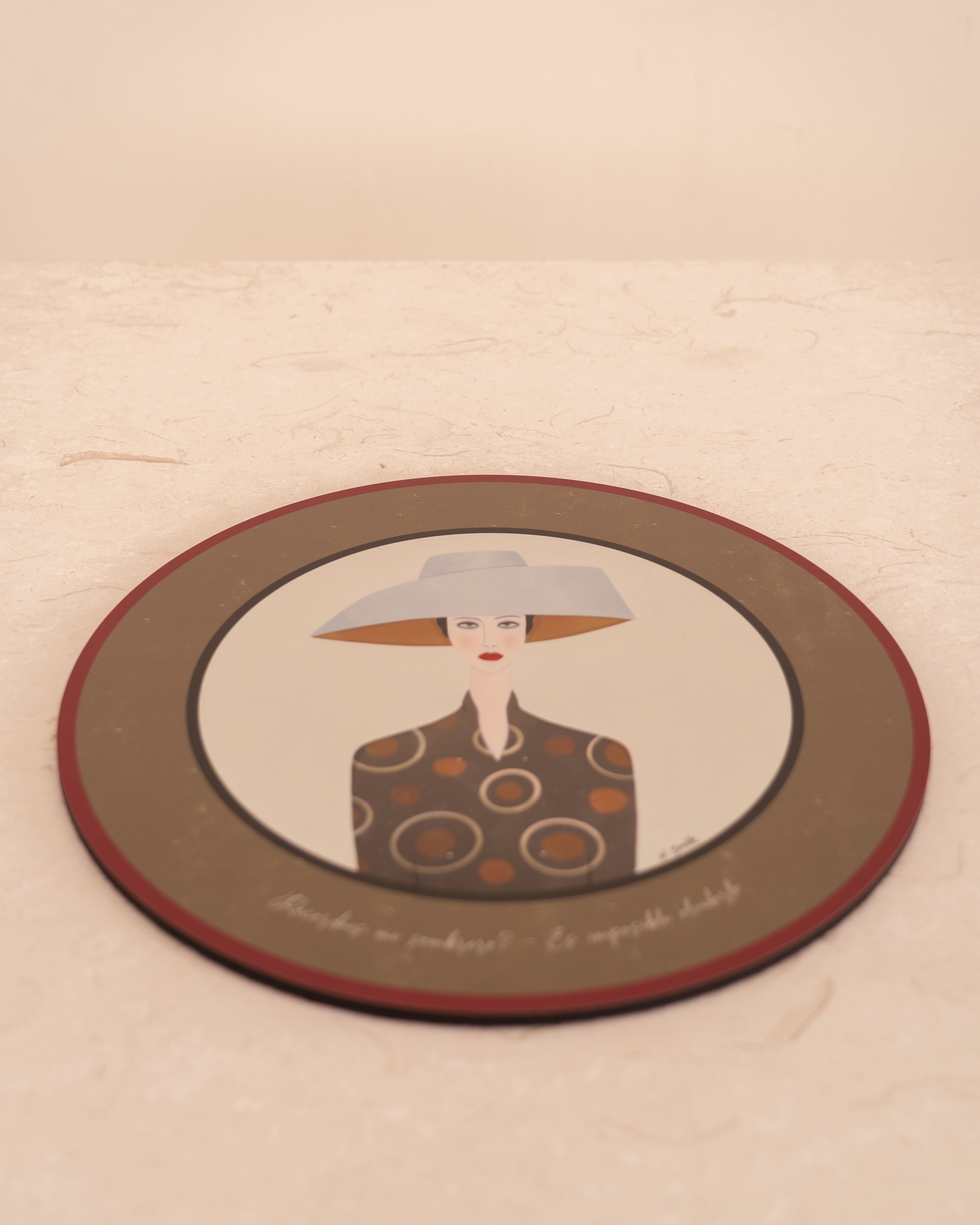 Ilustración circular Mujer con pamela blanca
