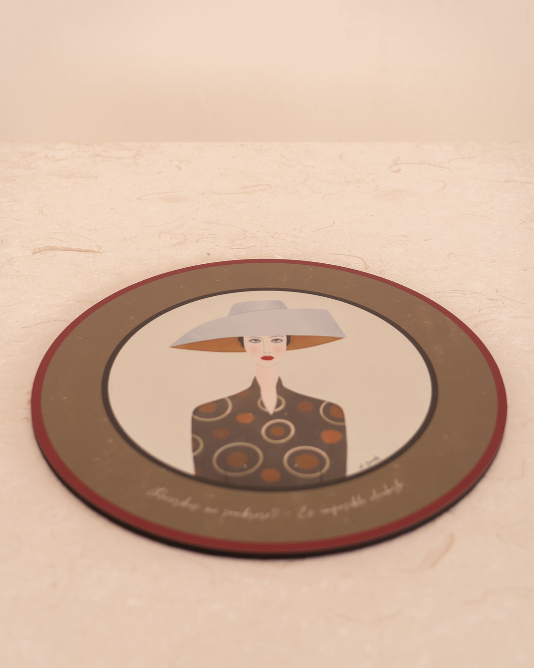 Ilustración circular Mujer con pamela blanca