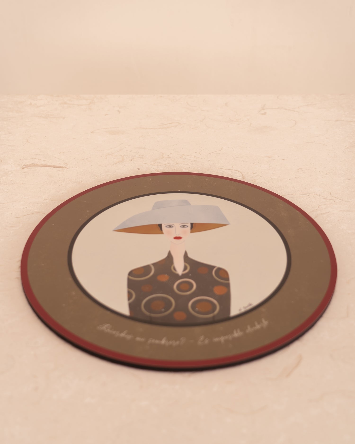 Ilustración circular Mujer con pamela blanca