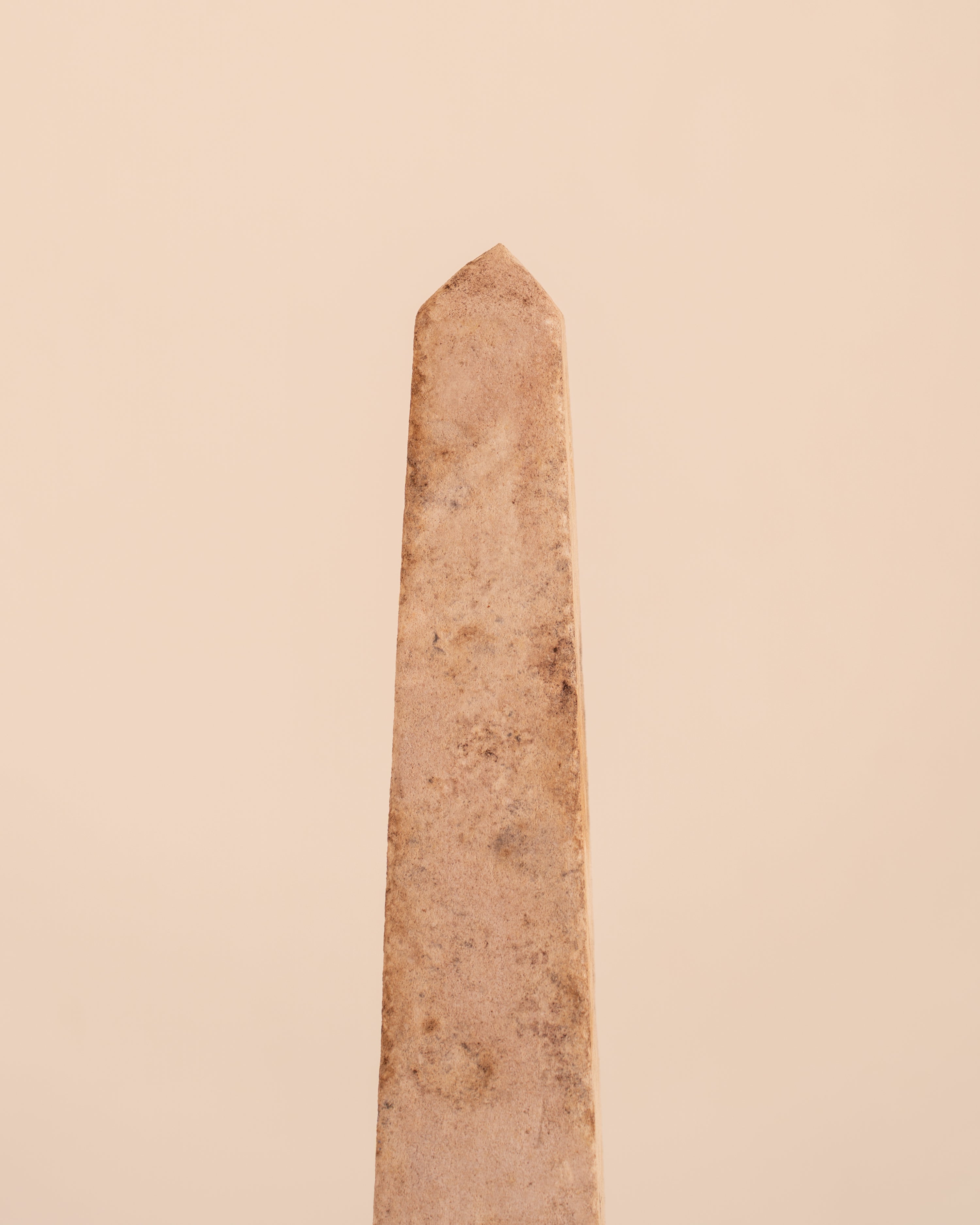 Figura Obelisco I