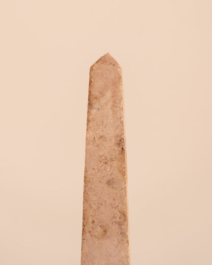 Figura Obelisco I